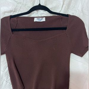 brown wide v-neck cropped t-shirt